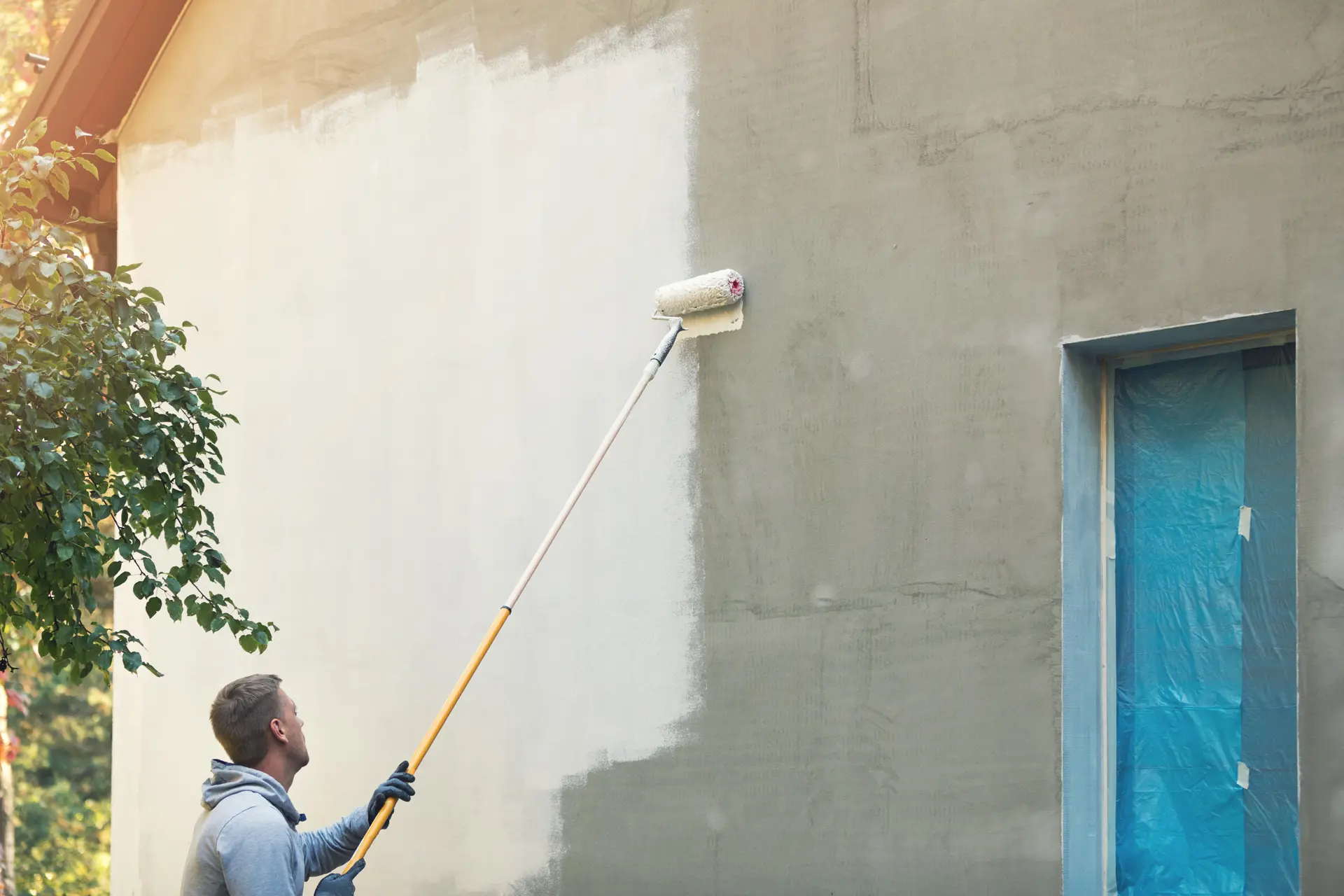 Pintor trabajando en una fachada en Móstoles